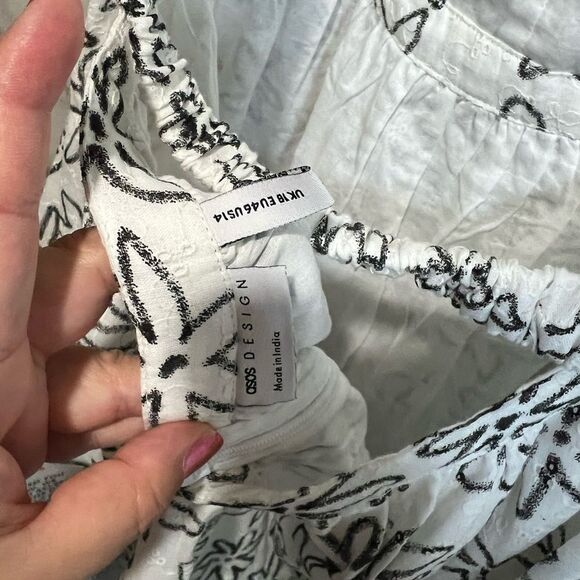 ASOS DESIGN printed eyelet open back skater mini sundress in mono daisy print 14 - Picture 3 of 12